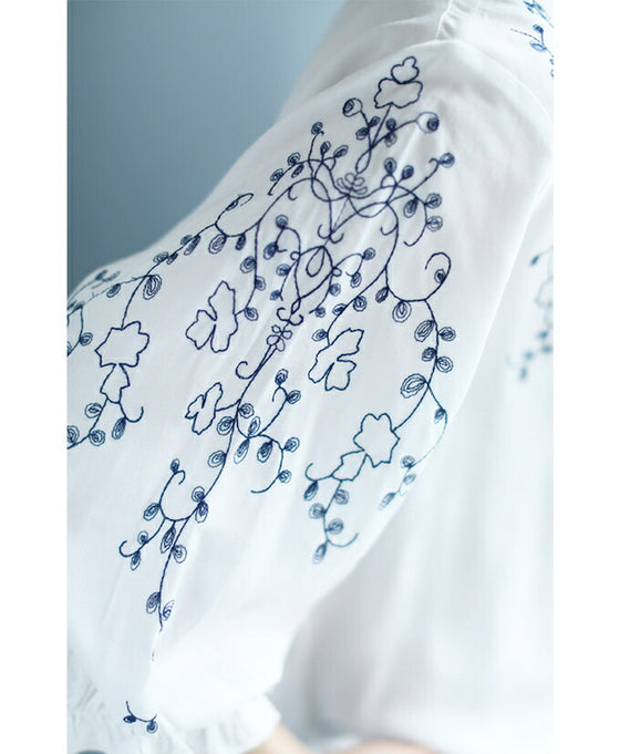 蔦模様刺繍のフリルネックブラウストップス