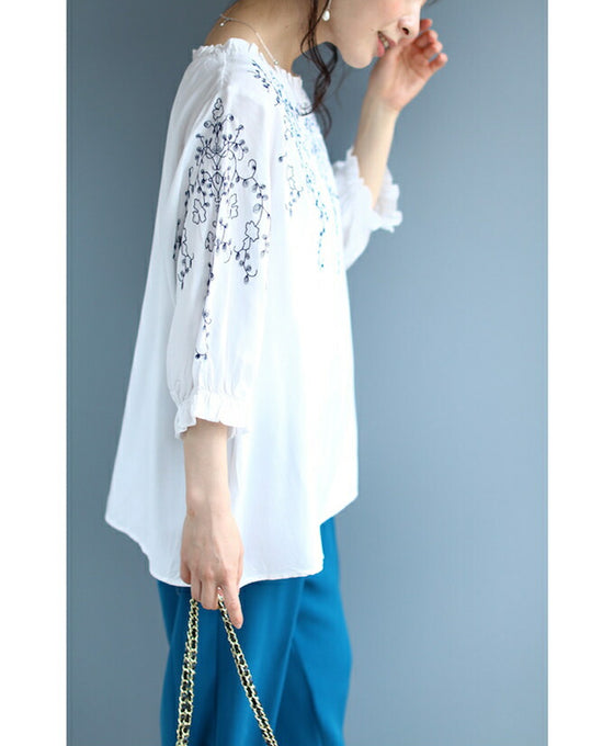 蔦模様刺繍のフリルネックブラウストップス