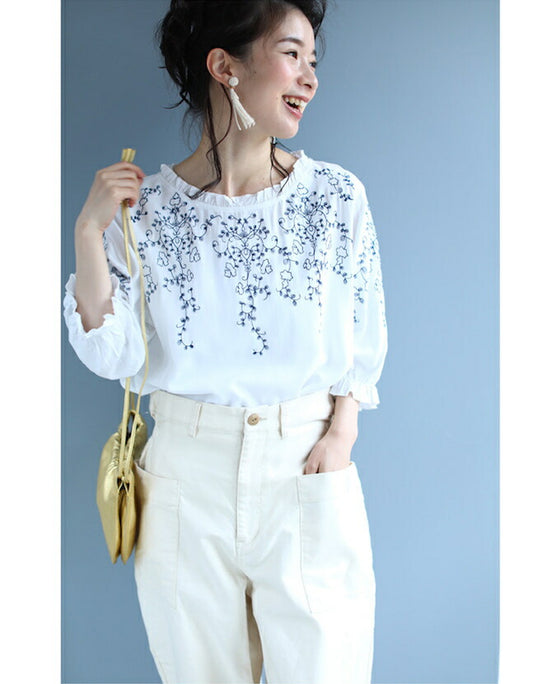 蔦模様刺繍のフリルネックブラウストップス