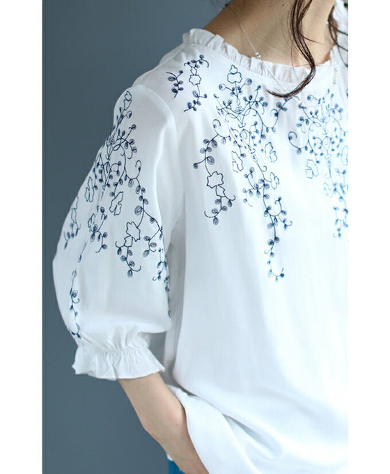 蔦模様刺繍のフリルネックブラウストップス