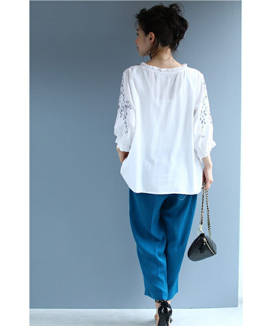 蔦模様刺繍のフリルネックブラウストップス