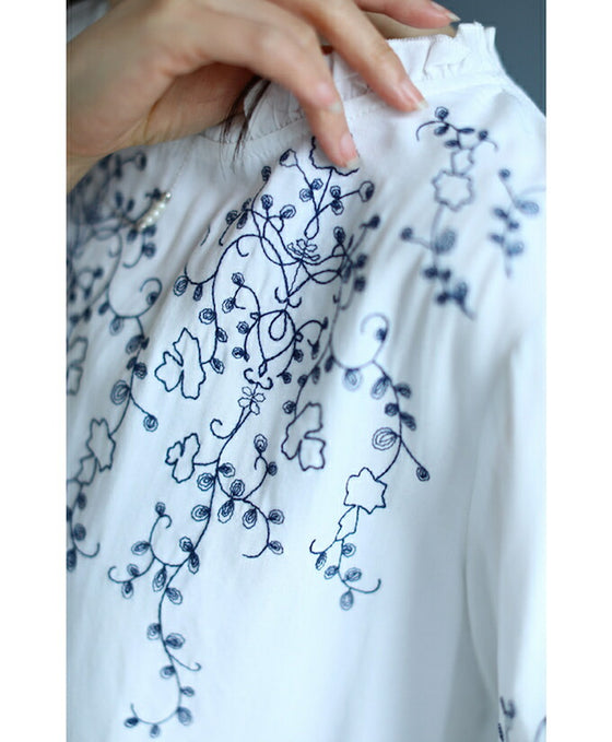 蔦模様刺繍のフリルネックブラウストップス