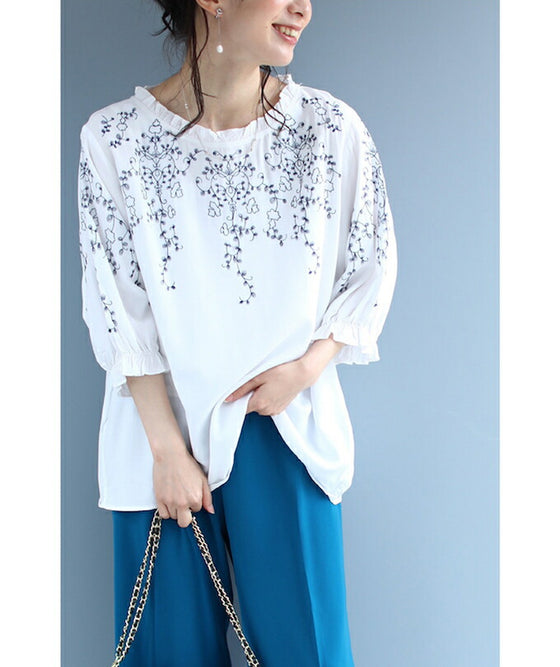 蔦模様刺繍のフリルネックブラウストップス