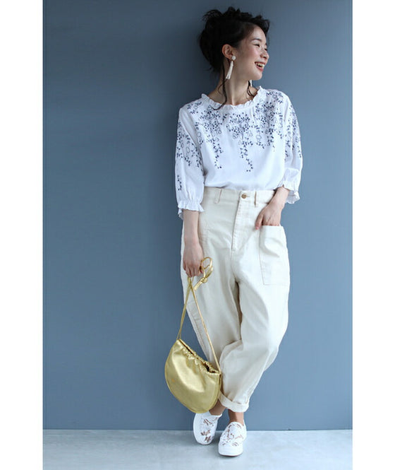 蔦模様刺繍のフリルネックブラウストップス