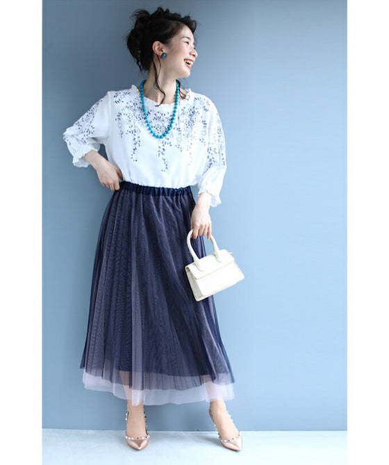 蔦模様刺繍のフリルネックブラウストップス