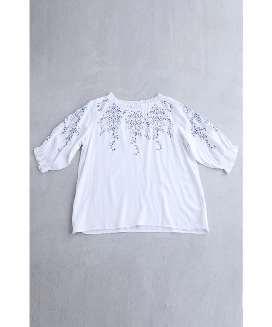 蔦模様刺繍のフリルネックブラウストップス