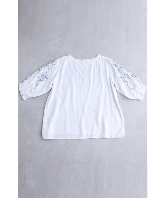 蔦模様刺繍のフリルネックブラウストップス