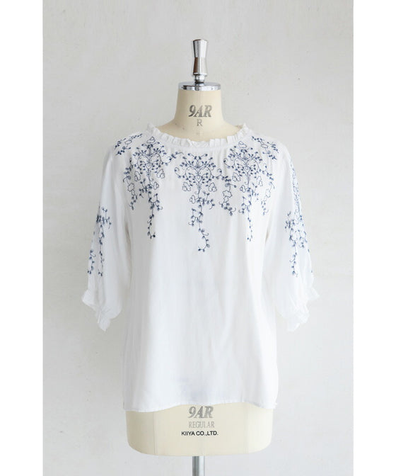 蔦模様刺繍のフリルネックブラウストップス