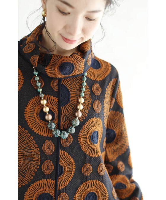 【セール商品返品交換不可】(M~3L対応)（濃紺）粋なオレンジの花咲く暖かいAラインロングワンピース