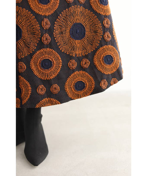 【セール商品返品交換不可】(M~3L対応)（濃紺）粋なオレンジの花咲く暖かいAラインロングワンピース