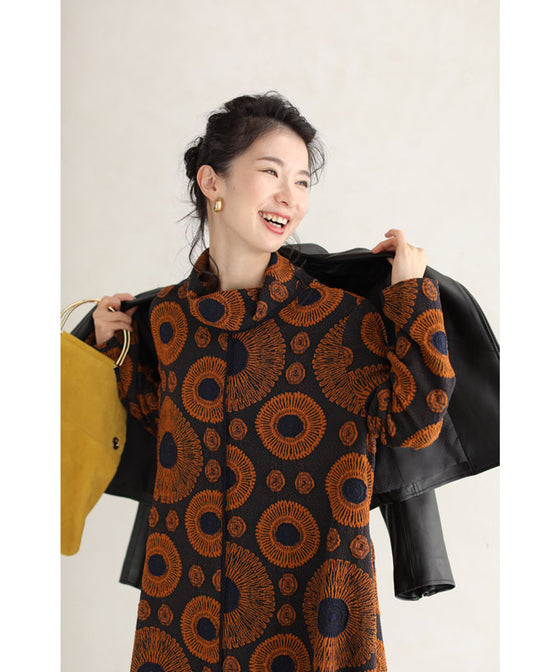 【セール商品返品交換不可】(M~3L対応)（濃紺）粋なオレンジの花咲く暖かいAラインロングワンピース