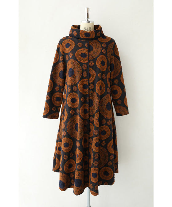 【セール商品返品交換不可】(M~3L対応)（濃紺）粋なオレンジの花咲く暖かいAラインロングワンピース