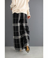 甘さを抑えたシャープなチェックのニットワイドパンツ