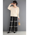 甘さを抑えたシャープなチェックのニットワイドパンツ