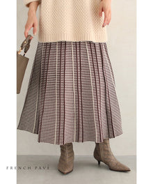  細やかな柄模様の折りニットミディアムスカート