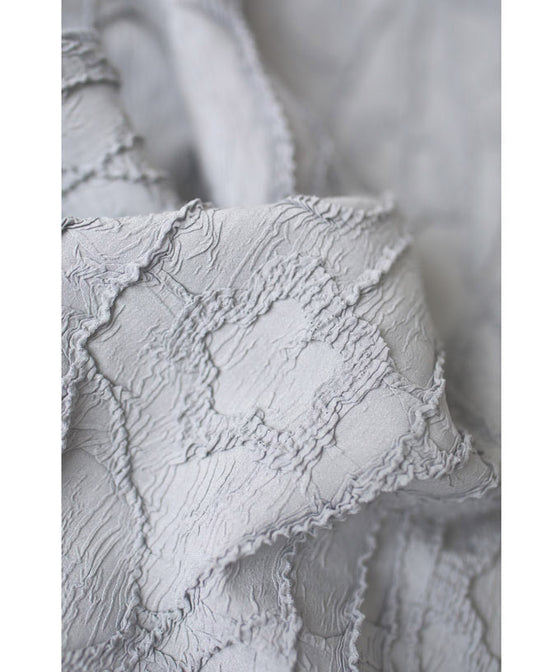 【セール商品返品交換不可】浮かぶ刺繍画の伸びやかカットソートップス