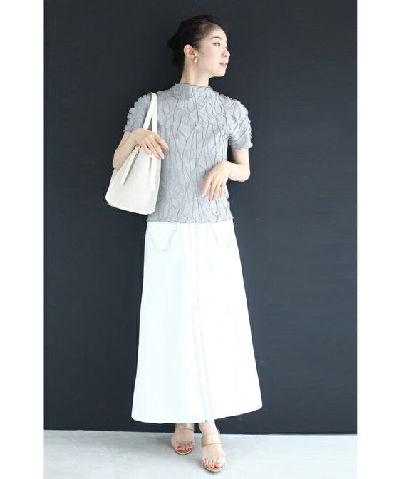 【セール商品返品交換不可】浮かぶ刺繍画の伸びやかカットソートップス