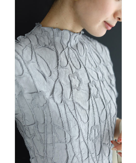 【セール商品返品交換不可】浮かぶ刺繍画の伸びやかカットソートップス