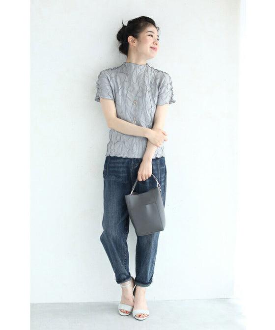 【セール商品返品交換不可】浮かぶ刺繍画の伸びやかカットソートップス