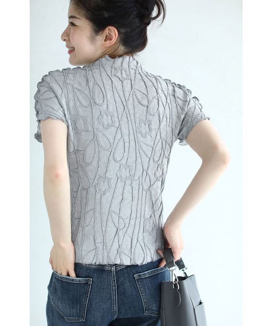 【セール商品返品交換不可】浮かぶ刺繍画の伸びやかカットソートップス