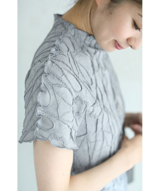 【セール商品返品交換不可】浮かぶ刺繍画の伸びやかカットソートップス