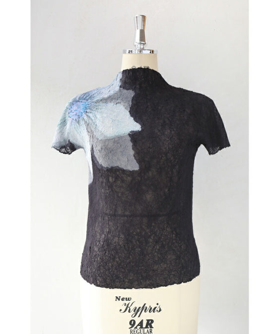 【セール商品返品交換不可】（S~2L対応）（黒）和紙のようなくしゅくしゅ質感の肩花カットソートップス