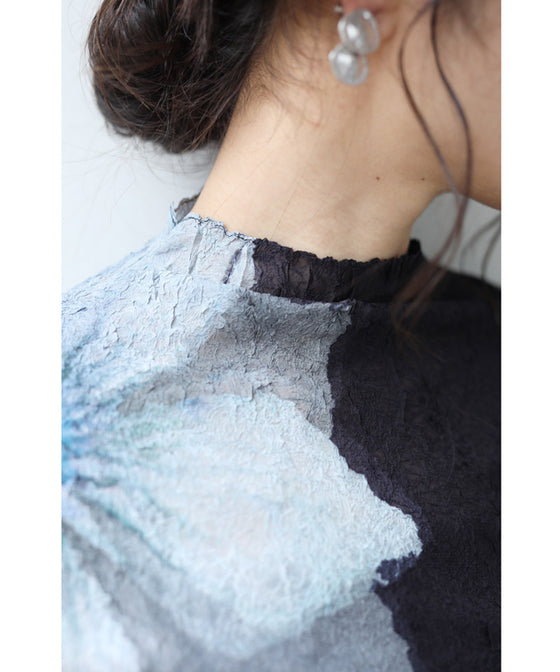 【セール商品返品交換不可】（S~2L対応）（黒）和紙のようなくしゅくしゅ質感の肩花カットソートップス