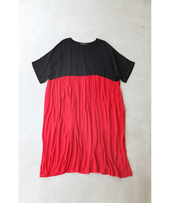 【セール商品返品交換不可】（S~3L対応）（黒）女性を美しく魅せる紅と黒のバイカラーロングワンピース