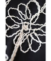 【セール商品返品交換不可】（S~M対応）（ベルト付き）浮かび咲く花刺繍のカシュクール風ミディアムワンピース