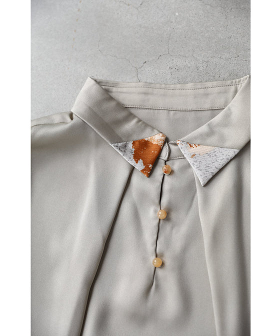 首から流れるタックのポイントアートブラウストップス