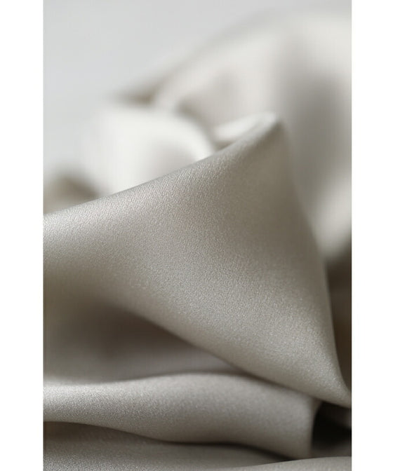 首から流れるタックのポイントアートブラウストップス