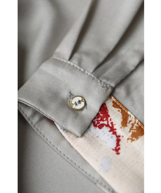 首から流れるタックのポイントアートブラウストップス