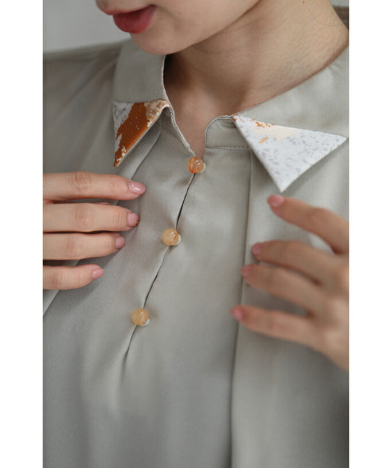 首から流れるタックのポイントアートブラウストップス