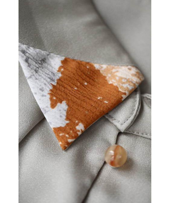 首から流れるタックのポイントアートブラウストップス