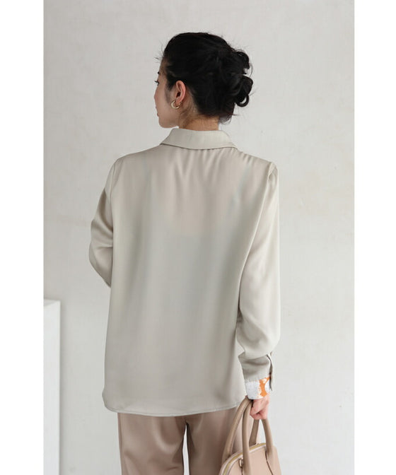 首から流れるタックのポイントアートブラウストップス