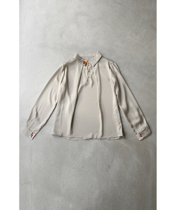 首から流れるタックのポイントアートブラウストップス