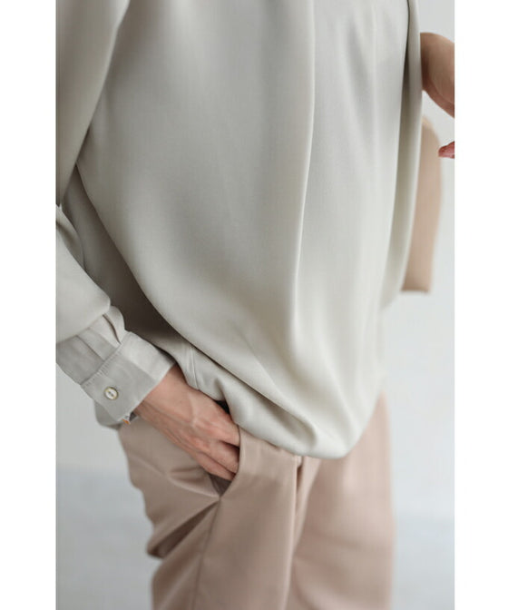 首から流れるタックのポイントアートブラウストップス