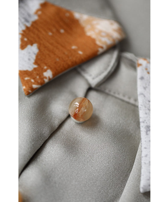 首から流れるタックのポイントアートブラウストップス