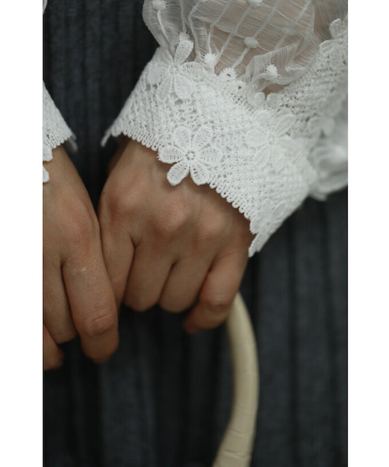 【セール商品返品交換不可】愛らしい小花のレースブラウストップス