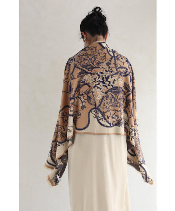 【セール商品返品交換不可】エレガントな花を纏うなめらかストール