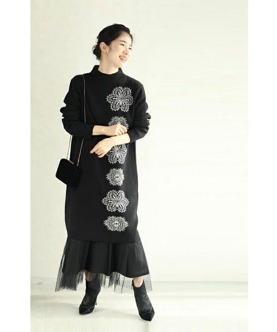 【セール商品返品交換不可】（S~2L対応）（黒）連なる六花ニットミディアムワンピース