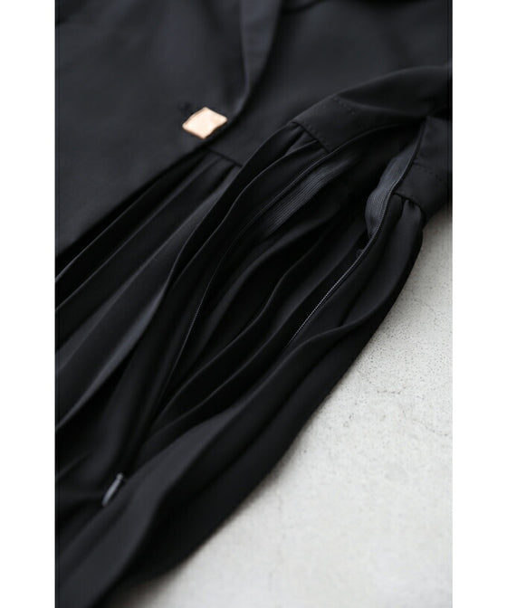 【セール商品返品交換不可】（M対応）（ベルト付き）（黒）ドッキングジャケットのプリーツミディアムワンピース