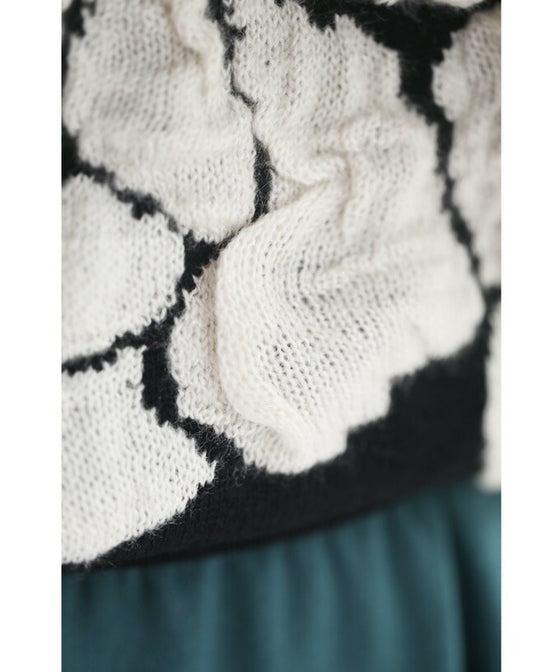 くしゅくしゅ花モチーフのニットトップス