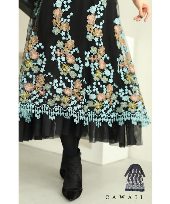 【セール商品返品交換不可】（S~3L対応）（黒）ピンクとブルーの美しい花刺繍ロングワンピース