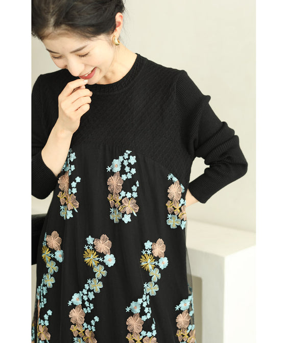 【セール商品返品交換不可】（S~3L対応）（黒）ピンクとブルーの美しい花刺繍ロングワンピース