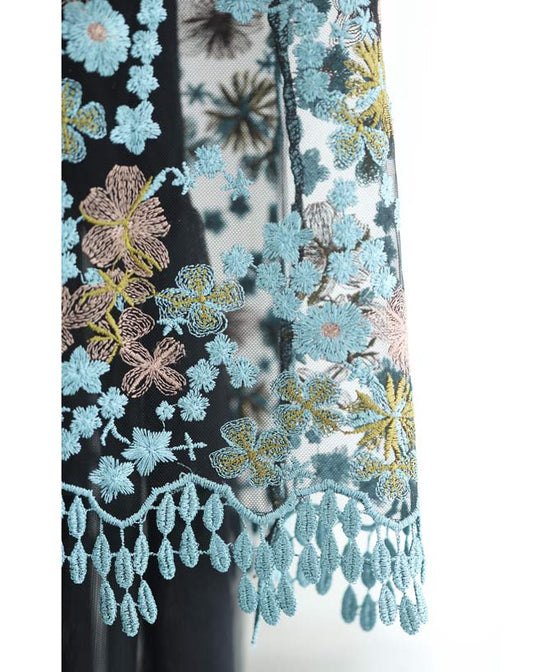 【セール商品返品交換不可】（S~3L対応）（黒）ピンクとブルーの美しい花刺繍ロングワンピース