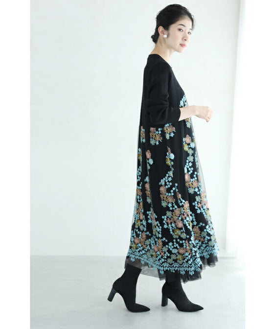 【セール商品返品交換不可】（S~3L対応）（黒）ピンクとブルーの美しい花刺繍ロングワンピース
