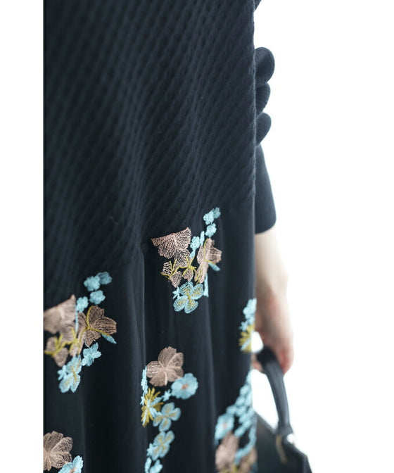 【セール商品返品交換不可】（S~3L対応）（黒）ピンクとブルーの美しい花刺繍ロングワンピース
