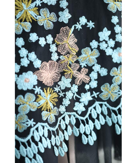 【セール商品返品交換不可】（S~3L対応）（黒）ピンクとブルーの美しい花刺繍ロングワンピース