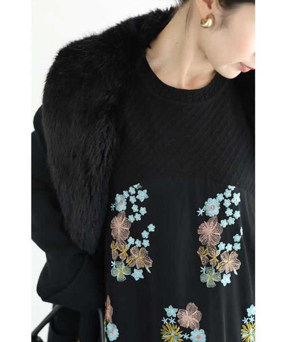 【セール商品返品交換不可】（S~3L対応）（黒）ピンクとブルーの美しい花刺繍ロングワンピース